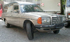 Aufbau mit langen Seitenscheiben auf kurzem Fahrgestell von Vorne