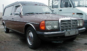 Aufbau mit langen Seitenscheiben, auf langem Radstand von Vorne