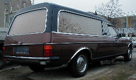 Aufbau mit langen Seitenscheiben, auf langem Radstand von Hinten